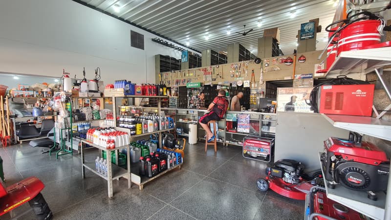 Salão da loja de peças com lubrificantes e ferramentas