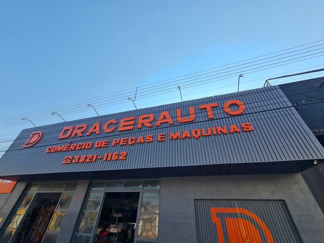 Fachada da Dracerauto vista da avenida